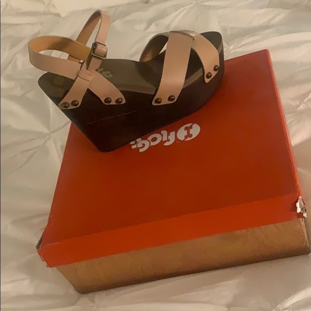 NIB Flogg platform sandals